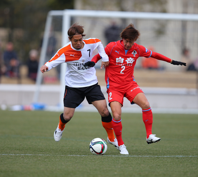 【ＪＳＮＹＣ２０１５ 熊本vs清水】ボールを奪い合う本田（清水）と黒木（熊本）（８／９）