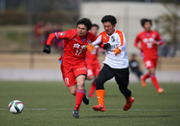 【ＪＳＮＹＣ２０１５ 熊本vs清水】激しく競り合う両選手（６／９）