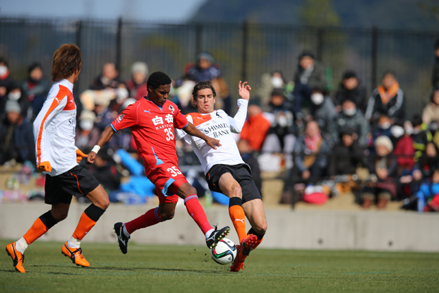 【ＪＳＮＹＣ２０１５ 熊本vs清水】球際で激しい攻防を繰り広げる両チームの選手（５／９）