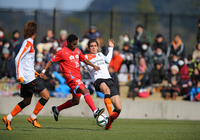 【ＪＳＮＹＣ２０１５ 熊本vs清水】球際で激しい攻防を繰り広げる両チームの選手（５／９）