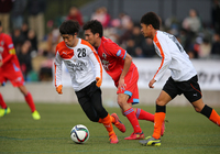 【ＪＳＮＹＣ２０１５ 熊本vs清水】ドリブル突破を試みる八反田（清水）（３／９）