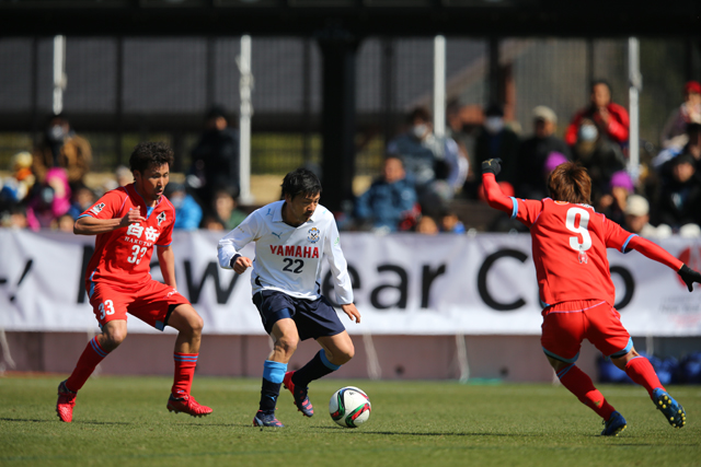 【ＪＳＮＹＣ２０１５ 磐田vs熊本】ドリブルを仕掛ける松井（磐田）（８／１２）