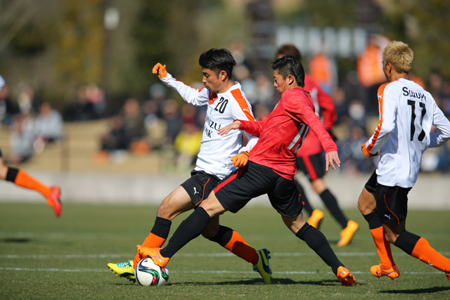 【ＪＳＮＹＣ２０１５ 清水vs浦和】激しく競り合う両チームの選手たち（８／１２）