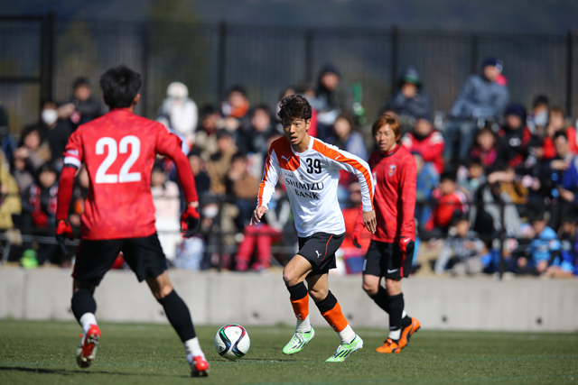 【ＪＳＮＹＣ２０１５ 清水vs浦和】阿部（浦和）と対峙する白崎（清水）（５／１２）