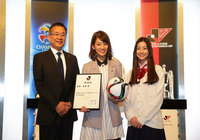 【２０１５Ｊリーグ女子マネージャー　佐藤美希さん】村井チェアマンと足立梨花さんとのスリーショットその３（６／６）