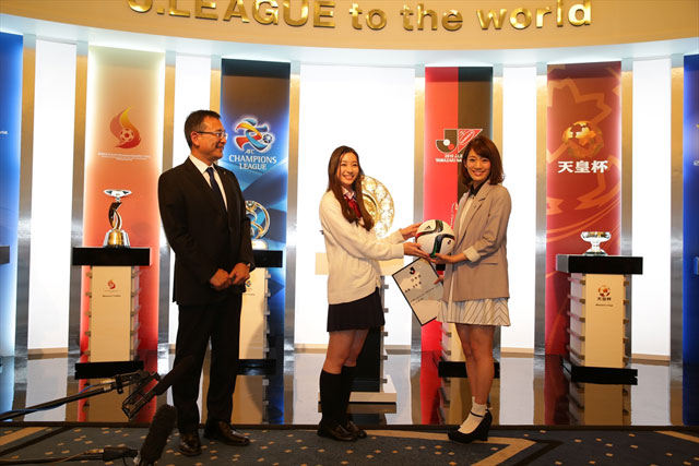 【２０１５Ｊリーグ女子マネージャー　佐藤美希さん】村井チェアマンと足立梨花さんとのスリーショットその２（５／６）