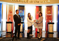 【２０１５Ｊリーグ女子マネージャー　佐藤美希さん】村井チェアマンと足立梨花さんとのスリーショットその２（５／６）