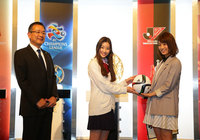 【２０１５Ｊリーグ女子マネージャー　佐藤美希さん】村井チェアマンと足立梨花さんとのスリーショットその１（４／６）