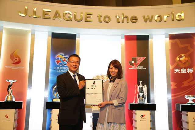 【２０１５Ｊリーグ女子マネージャー　佐藤美希さん】村井チェアマンのツーショットその２（３／６）