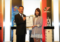 【２０１５Ｊリーグ女子マネージャー　佐藤美希さん】村井チェアマンのツーショットその１（２／６）