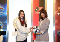 【２０１５Ｊリーグ女子マネージャー　佐藤美希さん】足立梨花さんとのツーショットその１（１／６）