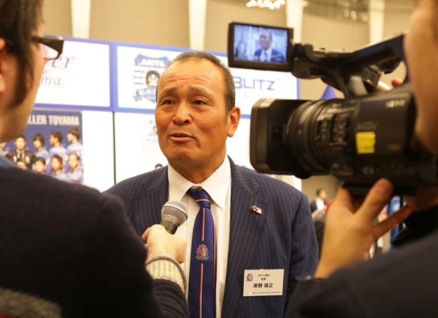 【２０１５Ｊリーグプレスカンファレンス】取材陣に囲まれる岸野監督（富山）（１８／２１）