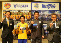 【２０１５Ｊリーグプレスカンファレンス】ガッツポーズを見せた富田（仙台）と山岸（山形）ら（１６／２１）