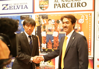 【２０１５Ｊリーグプレスカンファレンス】握手を交わす相馬監督（町田）と美濃部監督（長野）（１３／２１）