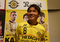 【２０１５Ｊリーグプレスカンファレンス】写真撮影に応じた茨田（柏）（９／２１）