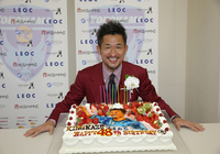 【横浜ＦＣ三浦知良選手48歳バースデー】ケーキを前に笑顔の三浦選手（6/6）