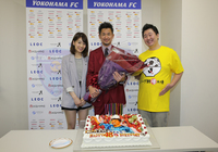 【横浜ＦＣ三浦知良選手48歳バースデー】３人揃って笑顔で記念撮影（5/6）