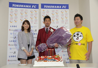【横浜ＦＣ三浦知良選手48歳バースデー】三浦選手、女子マネの佐藤美希さん、親膳大使「フォーリンデブ★はっしー」さんの３ショット（4/6）