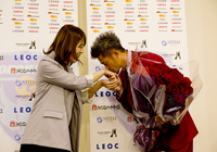 【横浜ＦＣ三浦知良選手48歳バースデー】花束のお礼にキスをする三浦選手（3/6）