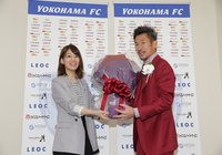 【横浜ＦＣ三浦知良選手48歳バースデー】女子マネの佐藤美希さんと三浦選手の２ショット（2/6）