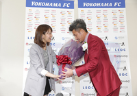 【横浜ＦＣ三浦知良選手48歳バースデー】女子マネの佐藤美希さんが花束を贈呈（1/6）