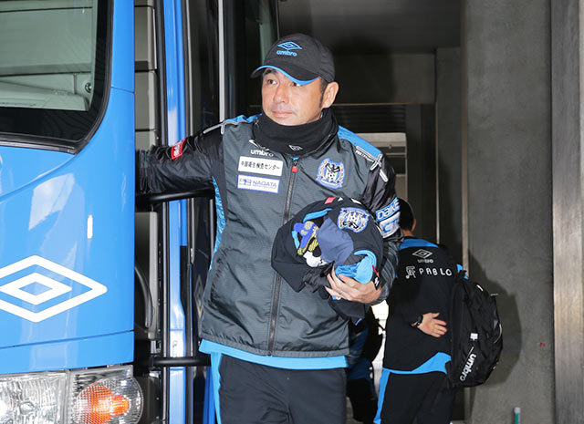 【ＦＸＳＣ２０１５ Ｇ大阪 前日練習】穏やかな表情で会場入りする長谷川健太監督（２１／２３）