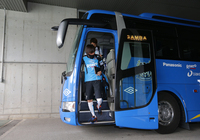 【ＦＸＳＣ２０１５ Ｇ大阪 前日練習】バスから降りる遠藤保仁選手（１９／２３）