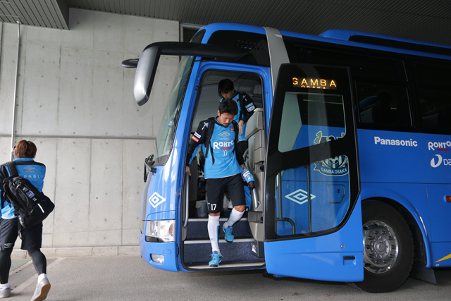 【ＦＸＳＣ２０１５ Ｇ大阪 前日練習】バスから降りる明神智和選手（１７／２３）