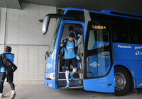 【ＦＸＳＣ２０１５ Ｇ大阪 前日練習】バスから降りる明神智和選手（１７／２３）