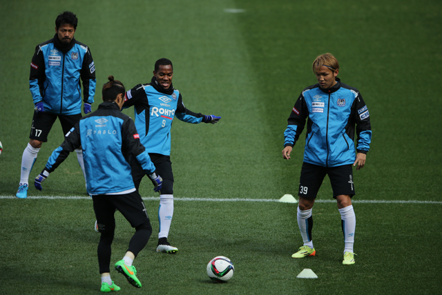 【ＦＸＳＣ２０１５ Ｇ大阪 前日練習】ピッチで練習を始める選手たち（１４／２３）