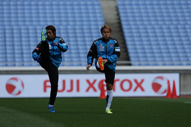 【ＦＸＳＣ２０１５ Ｇ大阪 前日練習】入念にストレッチをする赤嶺真吾選手と宇佐美貴史選手（８／２３）