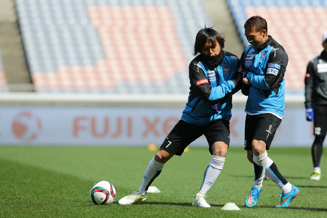 【ＦＸＳＣ２０１５ Ｇ大阪 前日練習】競り合う遠藤保仁選手と大森晃太郎選手（６／２３）