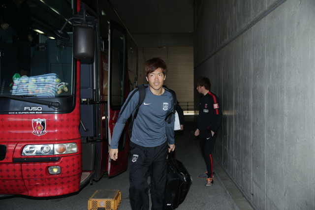 【ＦＸＳＣ２０１５ 浦和 前日練習】バスから降りた西川周作選手（１８／１９）