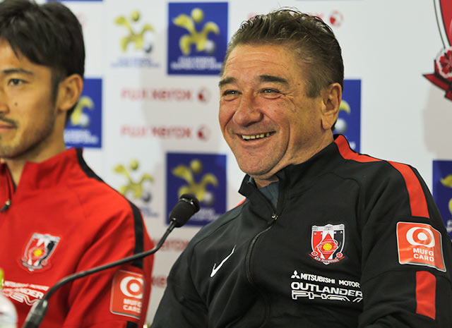 【ＦＸＳＣ２０１５ 公式記者会見】笑顔で質問に答えるペトロヴィッチ監督（３／１０）