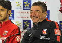 【ＦＸＳＣ２０１５ 公式記者会見】笑顔で質問に答えるペトロヴィッチ監督（３／１０）