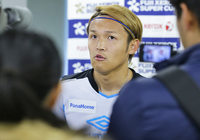 【ＦＸＳＣ２０１５ Ｇ大阪 前日練習】練習後の取材に応じる宇佐美貴史選手（１／２３）