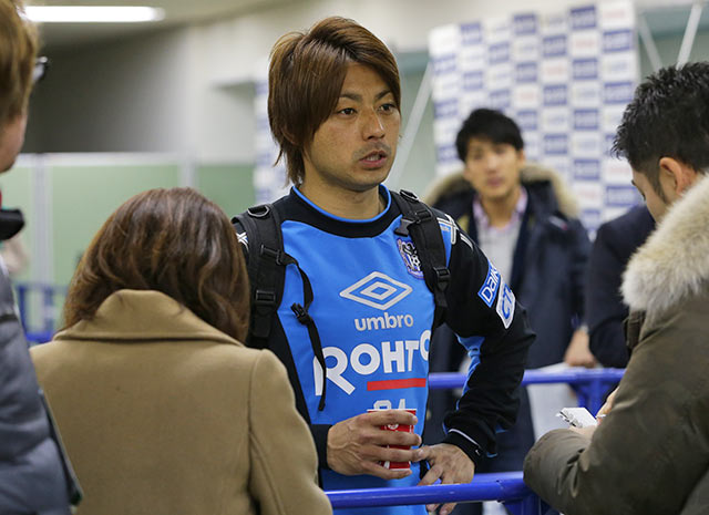 【ＦＸＳＣ２０１５ Ｇ大阪 前日練習】練習後の取材に応じる赤嶺真吾選手（５／２３）