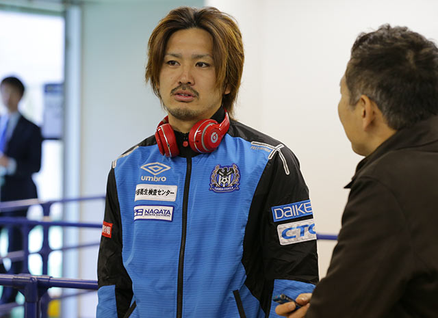 【ＦＸＳＣ２０１５ Ｇ大阪 前日練習】練習後の取材に応じる岩下敬輔選手（２／２３）
