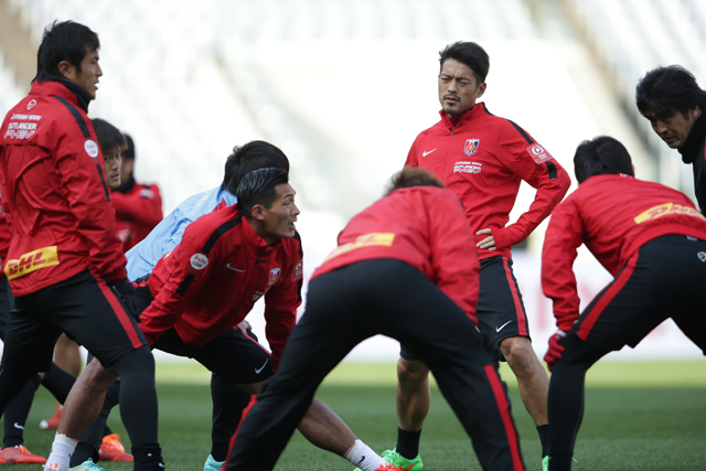 【ＦＸＳＣ２０１５ 浦和 前日練習】選手たちは入念なストレッチを行う（１２／１９）