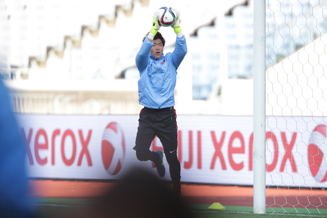 【ＦＸＳＣ２０１５ 浦和 前日練習】キャッチングの練習を行う西川周作選手（７／１９）