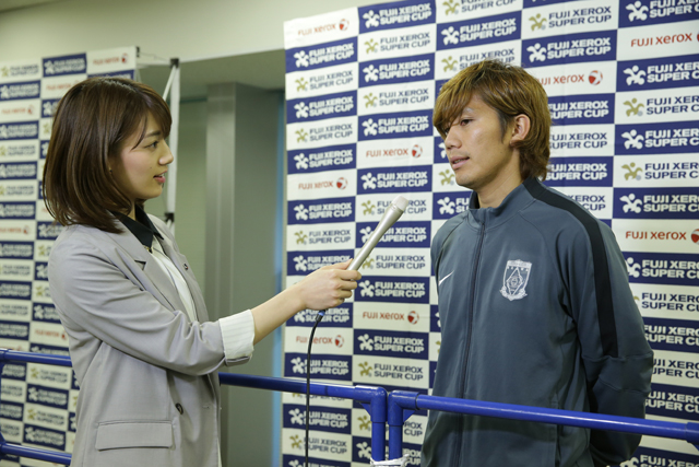 【ＦＸＳＣ２０１５ 浦和 前日練習】Ｊリーグ女子マネージャー佐藤美希さんの取材に応じる柏木陽介選手（３／１９）