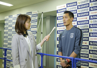 【ＦＸＳＣ２０１５ 浦和 前日練習】Ｊリーグ女子マネージャー佐藤美希さんの取材に応じる槙野智章選手（２／１９）