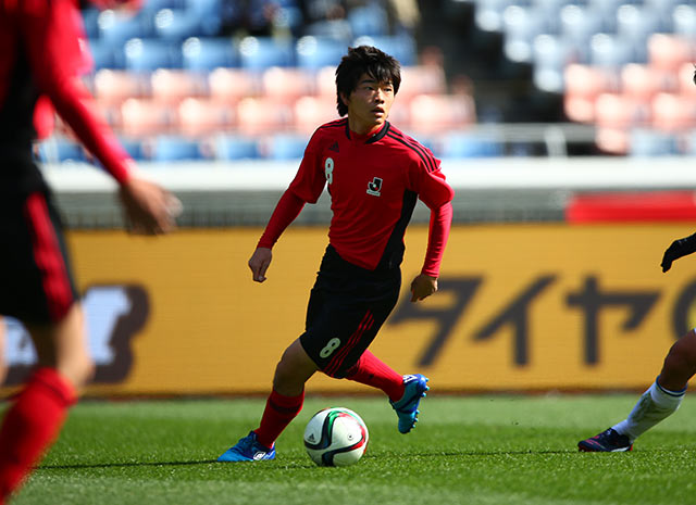 【ＦＸＳＣ２０１５ ネクストジェネレーションマッチ】ルックアップする市丸（Ｕ－１８Ｊリーグ選抜）（１０／１３）