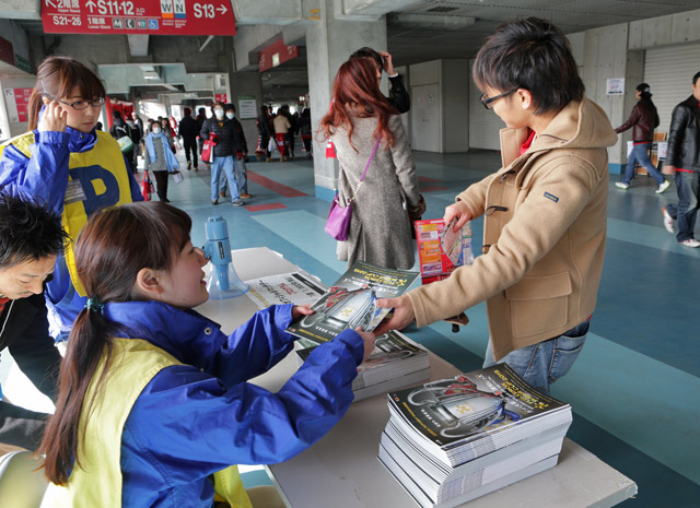 【ＦＸＳＣ２０１５ Ｇ大阪vs浦和　試合前】スタジアム内ではマッチデープログラムを販売（１４／２３）