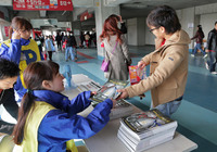 【ＦＸＳＣ２０１５ Ｇ大阪vs浦和　試合前】スタジアム内ではマッチデープログラムを販売（１４／２３）