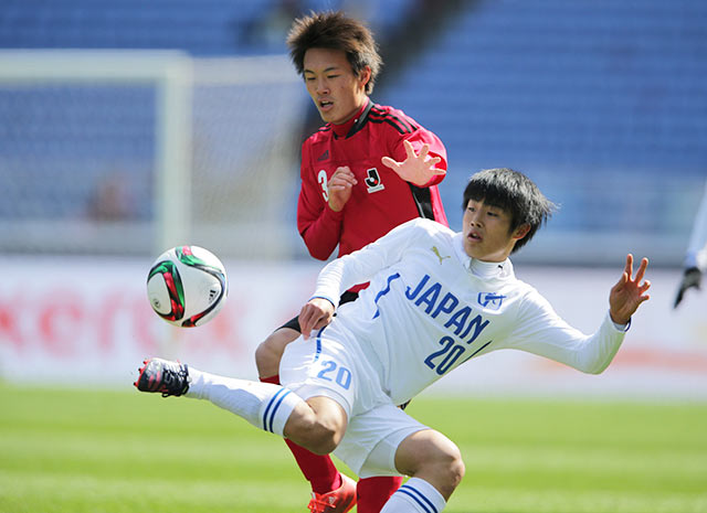 【ＦＸＳＣ２０１５ ネクストジェネレーションマッチ】激しく競り合う吹ヶ（Ｕ－１８Ｊリーグ選抜）と岩崎（日本高校サッカー選抜）（４／１３）