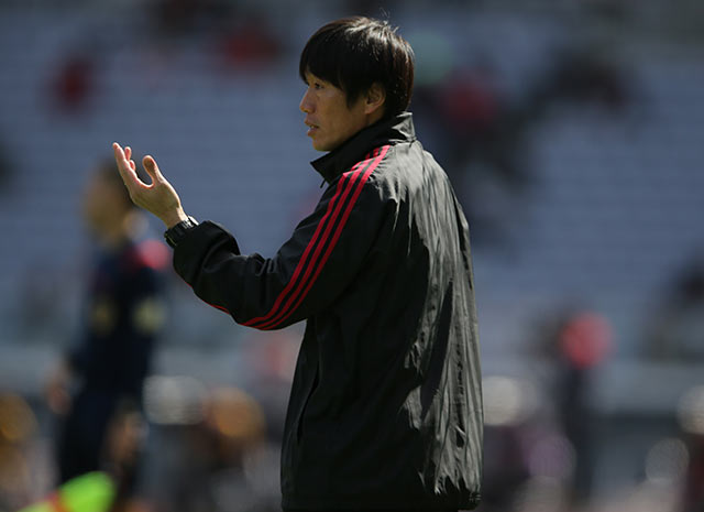 【ＦＸＳＣ２０１５ ネクストジェネレーションマッチ】指示を送るＵ－１８Ｊリーグ選抜の熊谷監督（３／１３）