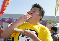 【ＦＸＳＣ２０１５ スタジアムグルメ】とちおとめメロンパンを頬張るＪリーグ親膳大使フォーリンデブ★はっしーさん（１／４）