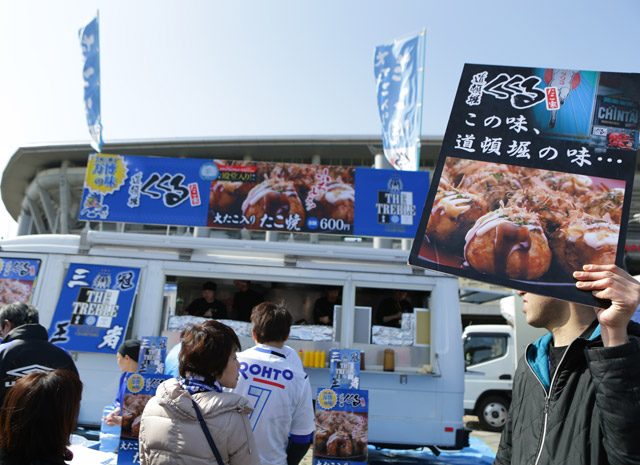 【ＦＸＳＣ２０１５ スタジアムグルメ】G大阪のスタジアムグルメは道頓堀くるるの大たこ入りたこ焼き（４／４）