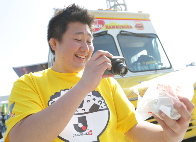 【ＦＸＳＣ２０１５ スタジアムグルメ】食べる前の撮影は欠かさないＪリーグ親膳大使フォーリンデブ★はっしーさん（３／４）